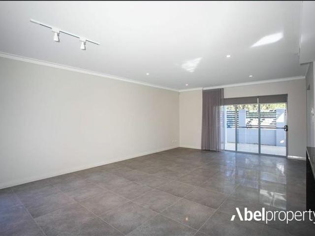 Beautifully presented home with lots of living space!