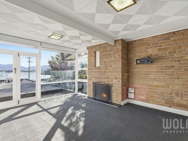 Beautifully Presented Home With Panoramic Views!
