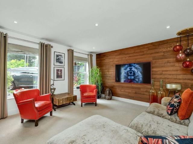 Beautifully presented home within striking distance of both Weybridge Train Station and the High Street