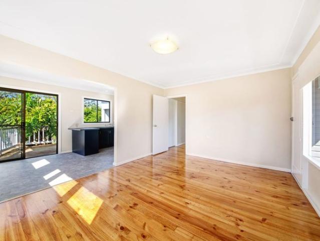 Beautifully Presented Home & Central Location Lawn Maintenance Included