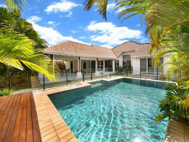 BEAUTIFULLY PRESENTED HOME IN PELICAN WATERS