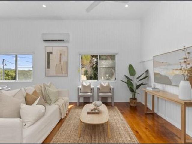 Beautifully Presented Highset Home in Heart of Railway Estate!