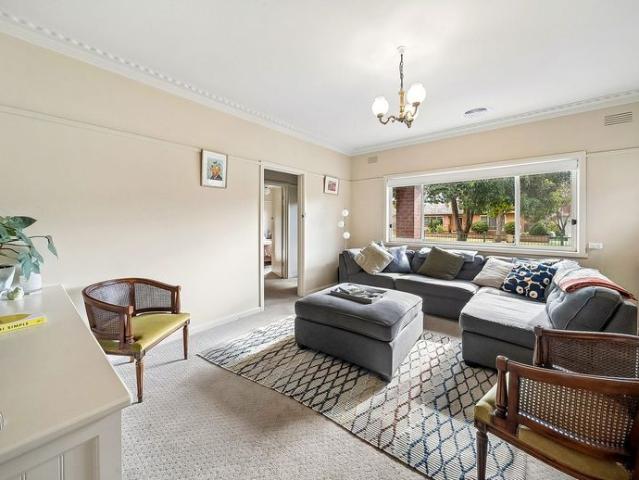 Beautifully presented in an ideal location!