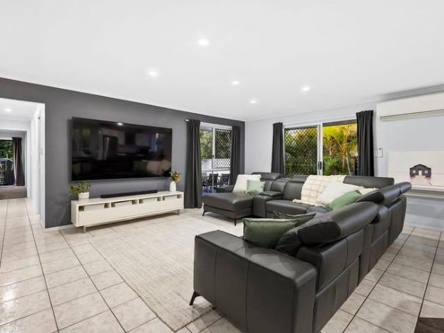 Beautifully Presented Low set Home in Brighton Moments from Brighton Waterfront.