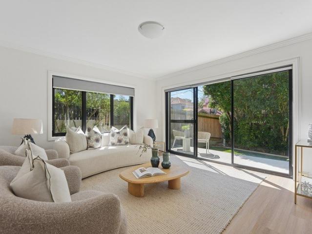 Beautifully Presented Light Bathed Sanctuary In Blue Ribbon Setting
