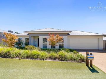 Beautifully Presented Lloyd Home with Pool