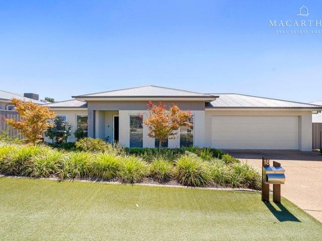 Beautifully Presented Lloyd Home with Pool