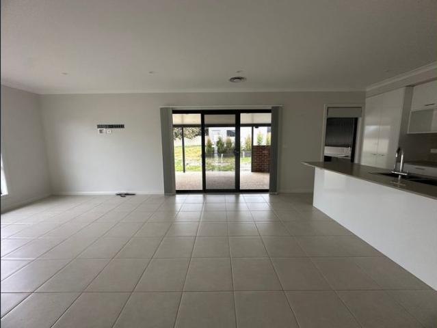 BEAUTIFULLY PRESENTED MODERN FOUR BEDROOM HOME