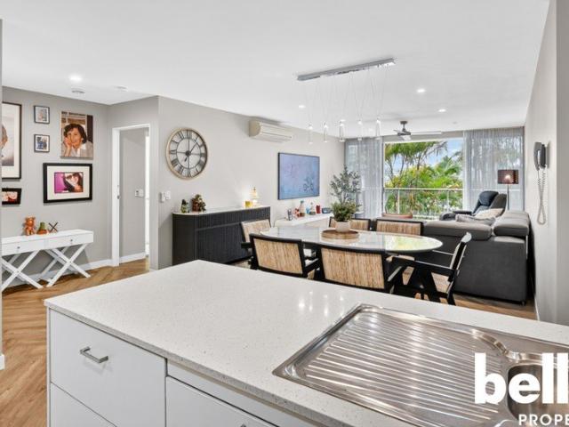 BEAUTIFULLY PRESENTED, MODERN 2 BEDROOM APARTMENT IN THE HEART OF HOPE ISLAND RESORT