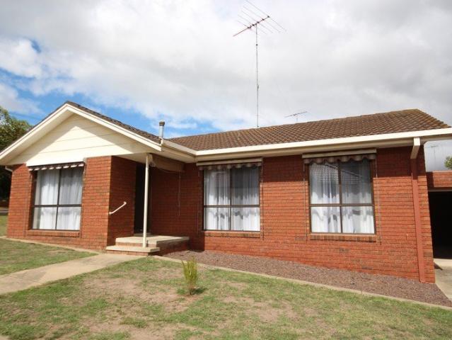 Beautifully presented, spacious unit & lock up garage