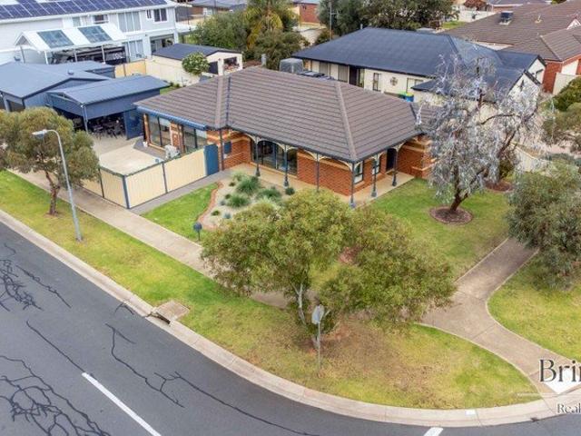Beautifully Presented River End Home with Boat & Van Storage