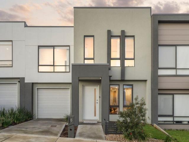 Beautifully Presented Townhome Ready to Impress!