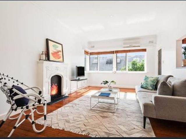 Beautifully Presented Top Floor Apartment