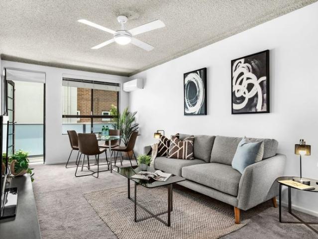 Beautifully Presented Top Floor in 'Wareena ' Complex