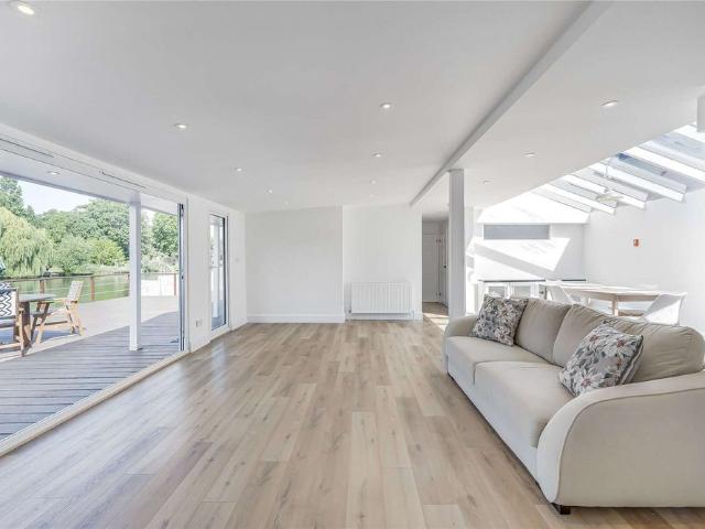 Beautifully presented three bedroom detached house on Garrick Island