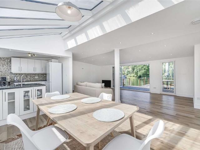 Beautifully presented three bedroom detached house on Garrick Island