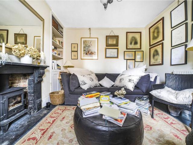 Beautifully presented three bedroom house situated in a convenient location just off Marlborough High Street