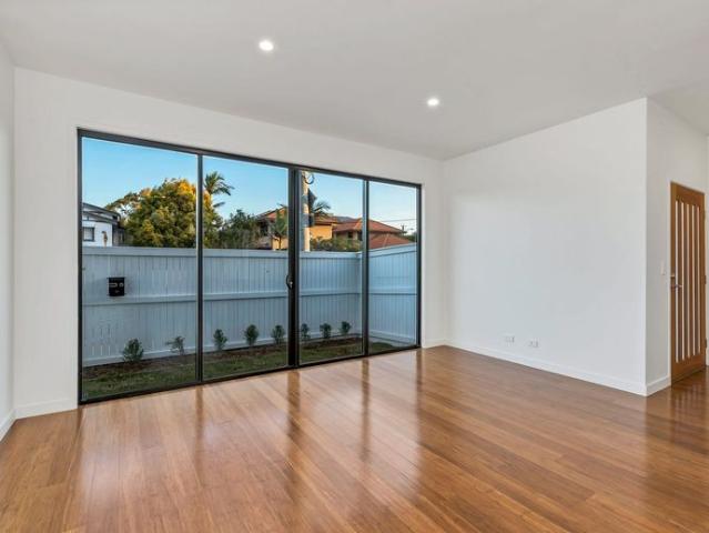 Beautifully Presented Two Storey Townhome in the Heart of Hamilton. Landord prefers a 6 months lease