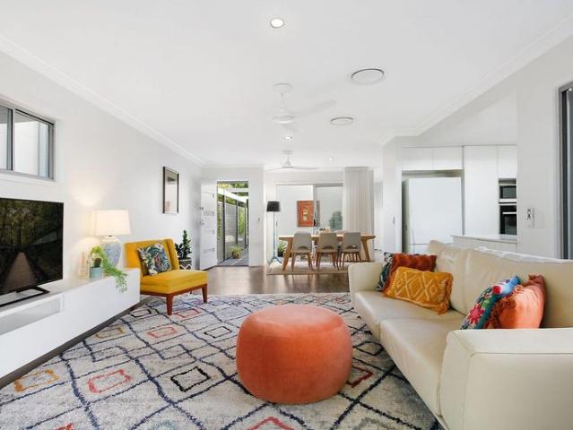 Beautifully renovated 3 bedroom coastal townhouse