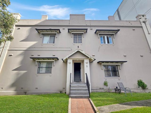 Beautifully Renovated 3 Bedroom Haven in Central Bexley For Rent