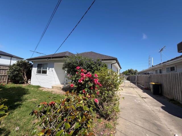 Beautifully Renovated 3 Bedroom Home for Rent – Sunshine West