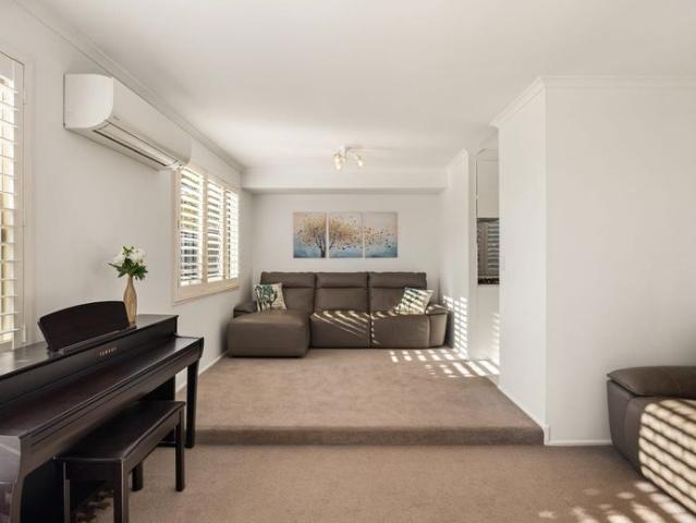 BEAUTIFULLY RENOVATED 3 BEDROOM HOUSE IN HOLLAND PARK WEST!