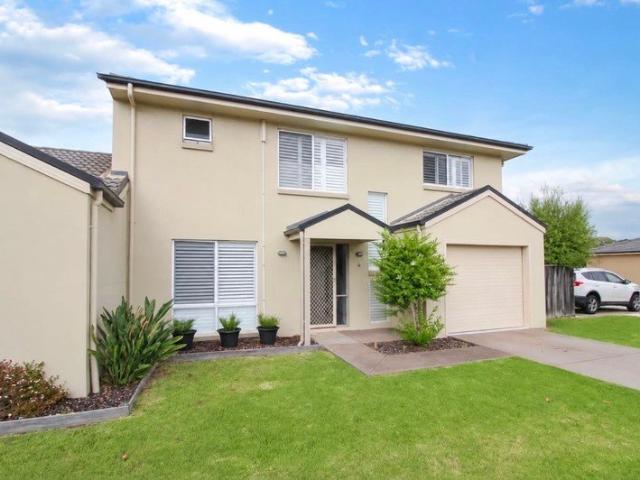 'NEW PRICE' 3 bedroom renovated house in prime location, only one street back from the foreshore with its cafes, shops, parks and boat ramp