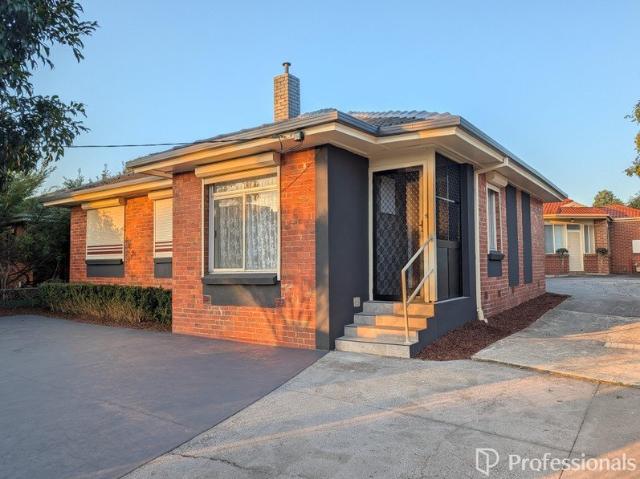 Beautifully Renovated 3 bedroom Unit in an exceptional convenience & lifestyle location Prime Heidelberg West