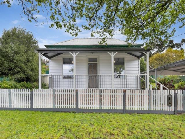 BEAUTIFULLY RENOVATED 3 BEDROOM WITHIN WALKING DISTANCE TO BALLARAT CBD