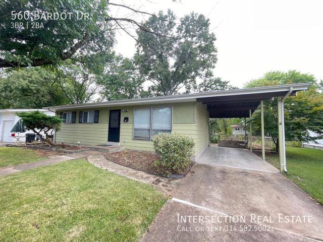 Beautifully Renovated 3Bed/2Bath with Fenced Yard and Covered Parking in Florissant, MO