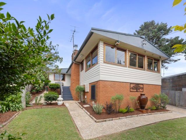 Beautifully Renovated 1960's Home Water Usage & Gas Included!