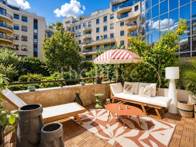 Beautifully renovated 2 bdr with 20m² terrace