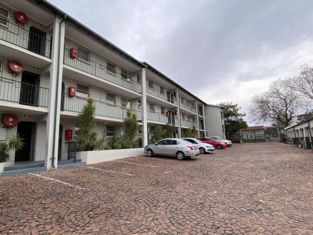 Beautifully Renovated 2 Bedroom Apartment in Kensington B