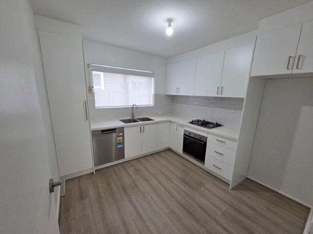 Beautifully renovated 2 bedroom apartment in prime Kingsville location