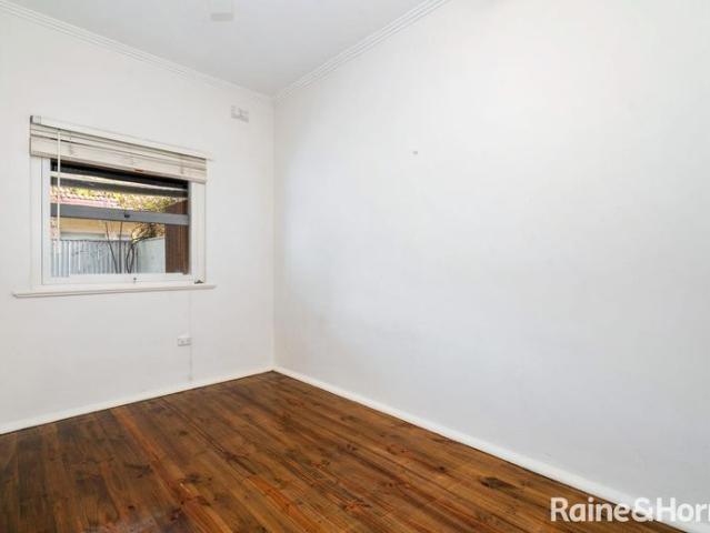 Beautifully Renovated 2 Bedroom Courtyard Unit