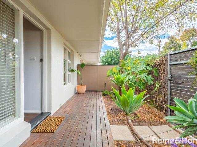 Beautifully Renovated 2 Bedroom Courtyard Unit