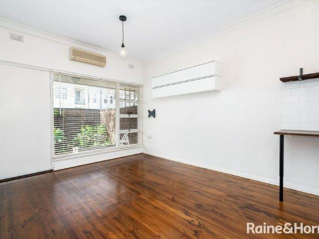 Beautifully Renovated 2 Bedroom Courtyard Unit