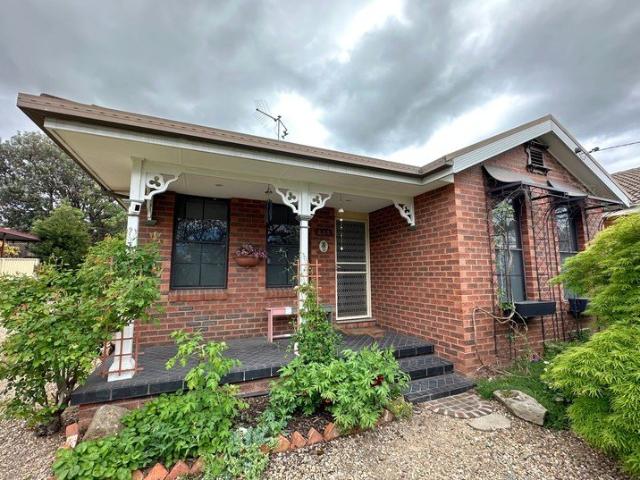 Beautifully Renovated 2 Bedroom + Study Home Close to the CBD