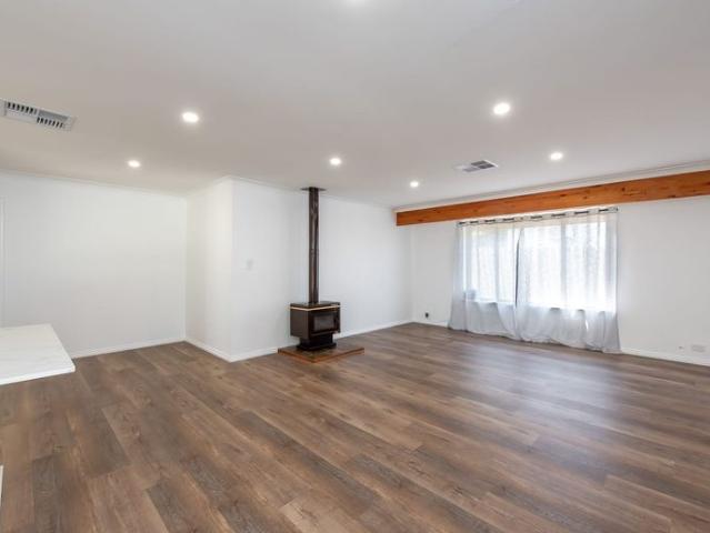 Beautifully renovated 4 x 2 home in Edgewater!