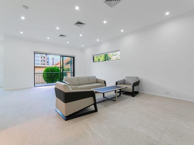 Beautifully Renovated 5 Bedroom Family Home Opposite Woodstock Park