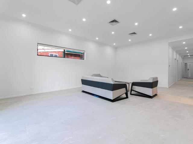 Beautifully Renovated 5 Bedroom Family Home Opposite Woodstock Park