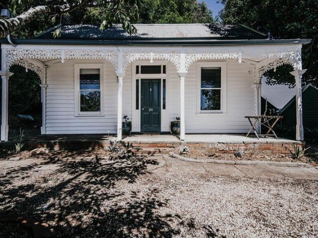 BEAUTIFULLY RENOVATED COTTAGE WITH GARDEN VIEWS