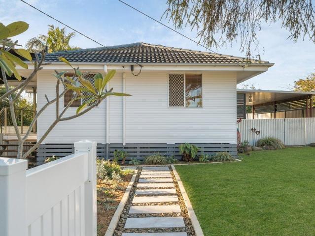 Beautifully Renovated Cottage on a Huge 788m2 Block with Pool