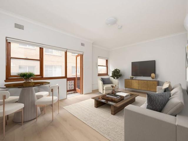 Beautifully Renovated Coastal Apartment with Lock Up Garage
