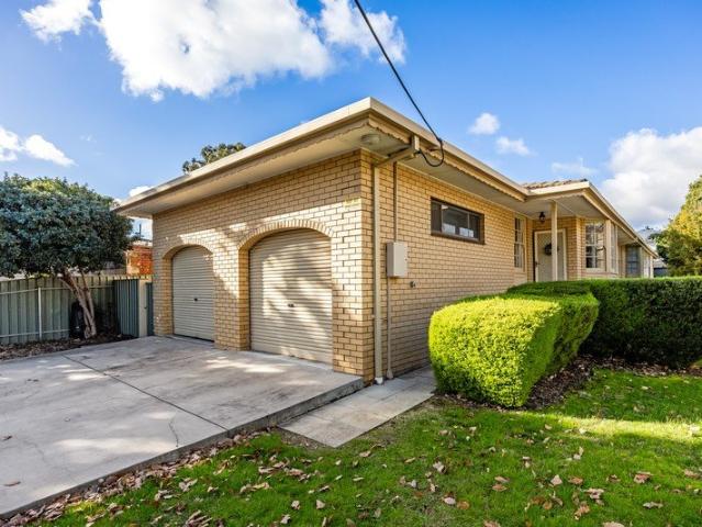 Beautifully Renovated Colonial Unit in a Prime Eastern Precinct