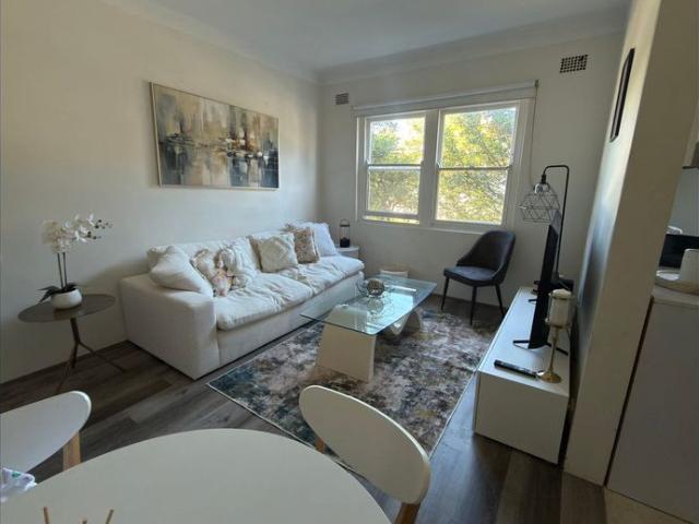 Beautifully renovated and fully furnished 2 bedroom apartment