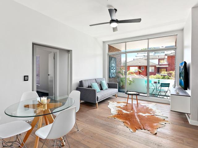Beautifully Renovated Apartment In An Ideal Coastal Location