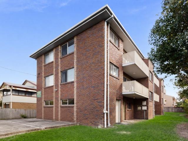 Beautifully Renovated Apartment in the Heart of Ascot!