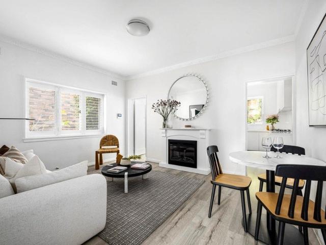 Beautifully renovated apartment with direct access to North facing private courtyard