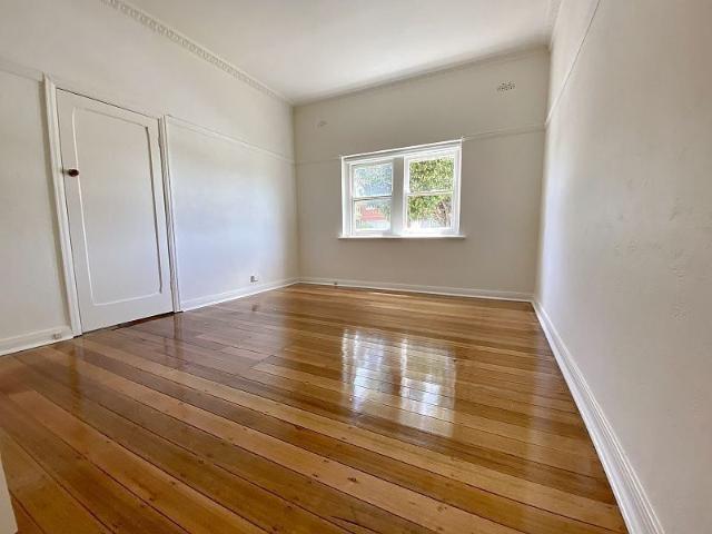 Beautifully renovated Art Deco apartment in Glen Huntly Location